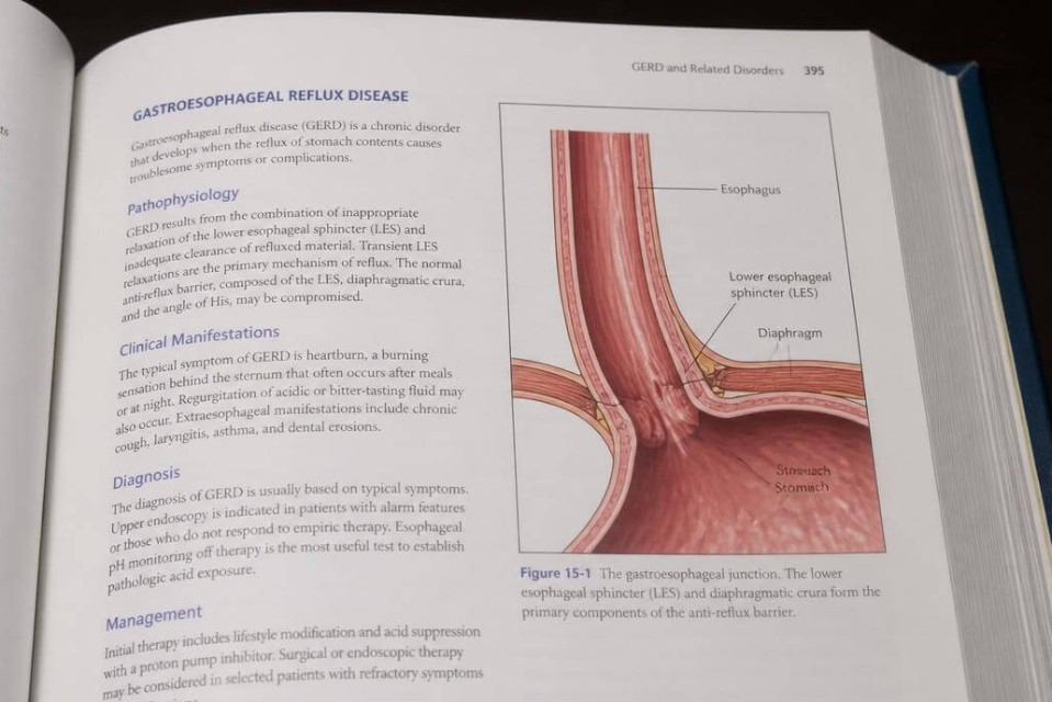 gpt-image-2_A_real_gastroenterology_textbook_from_the_years_2010–2020_is_open_to_the_page_-0 (1).jpg